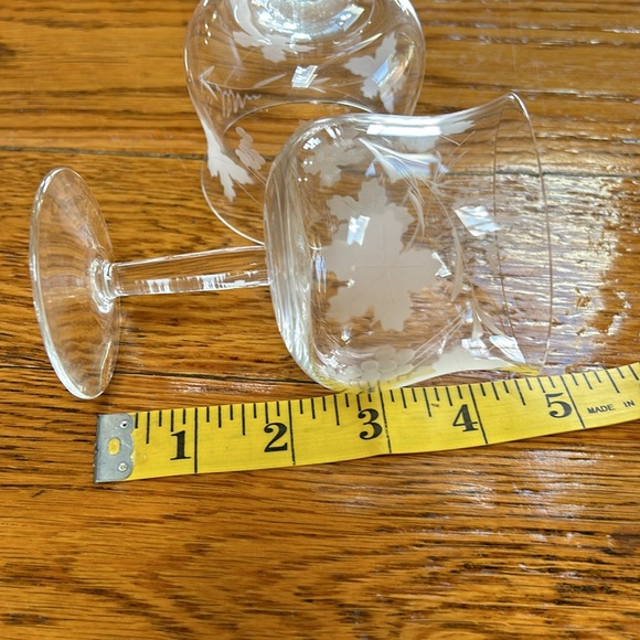 Vintage cordial, wine glasses on stems. Made in Romania. Etched leaf design. - Picture 3 of 7